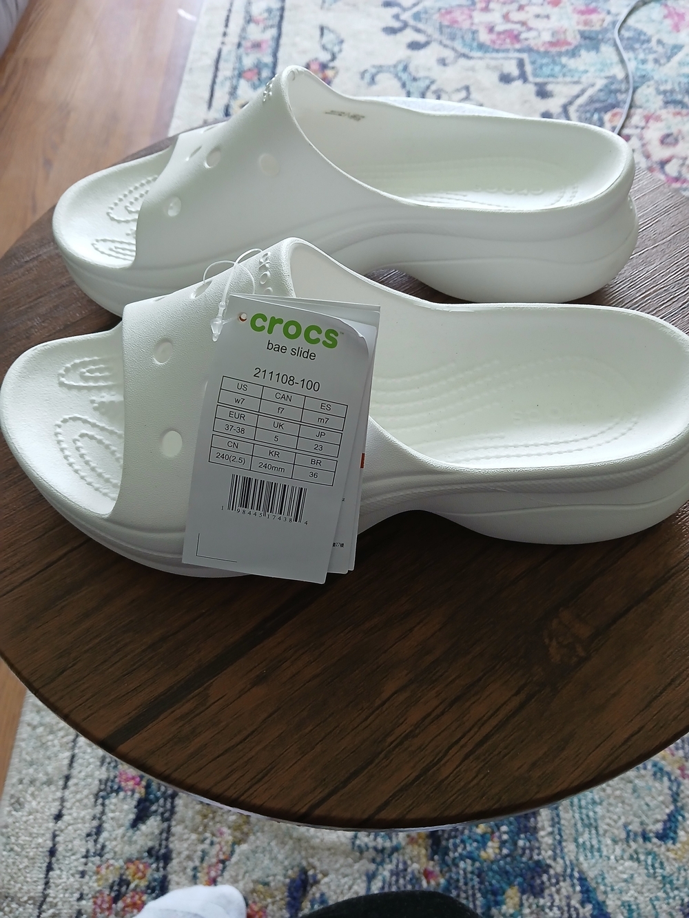 Crocs Women's White Lightweight Slide Sandals Slip On Rubber Logo Accent Size 7